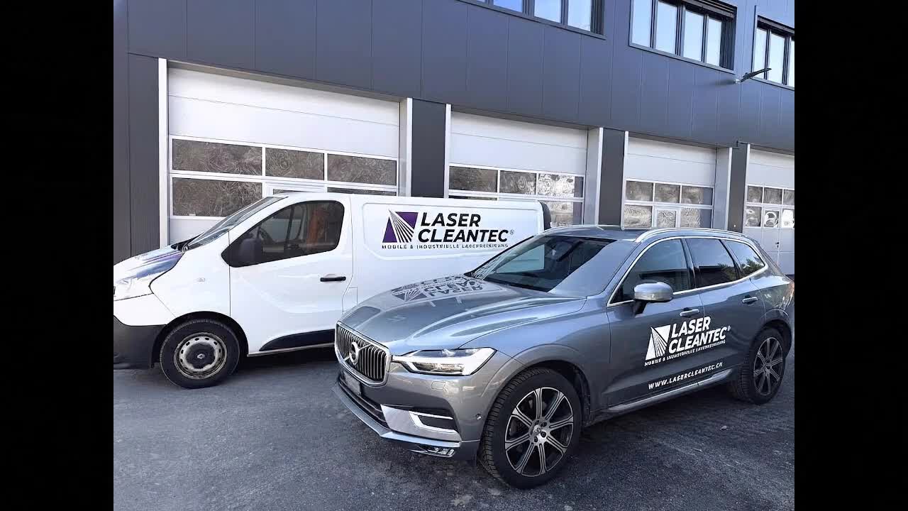 Laserkopf beim Reinigen einer Metalloberfläche mit CW- und Pulslaser