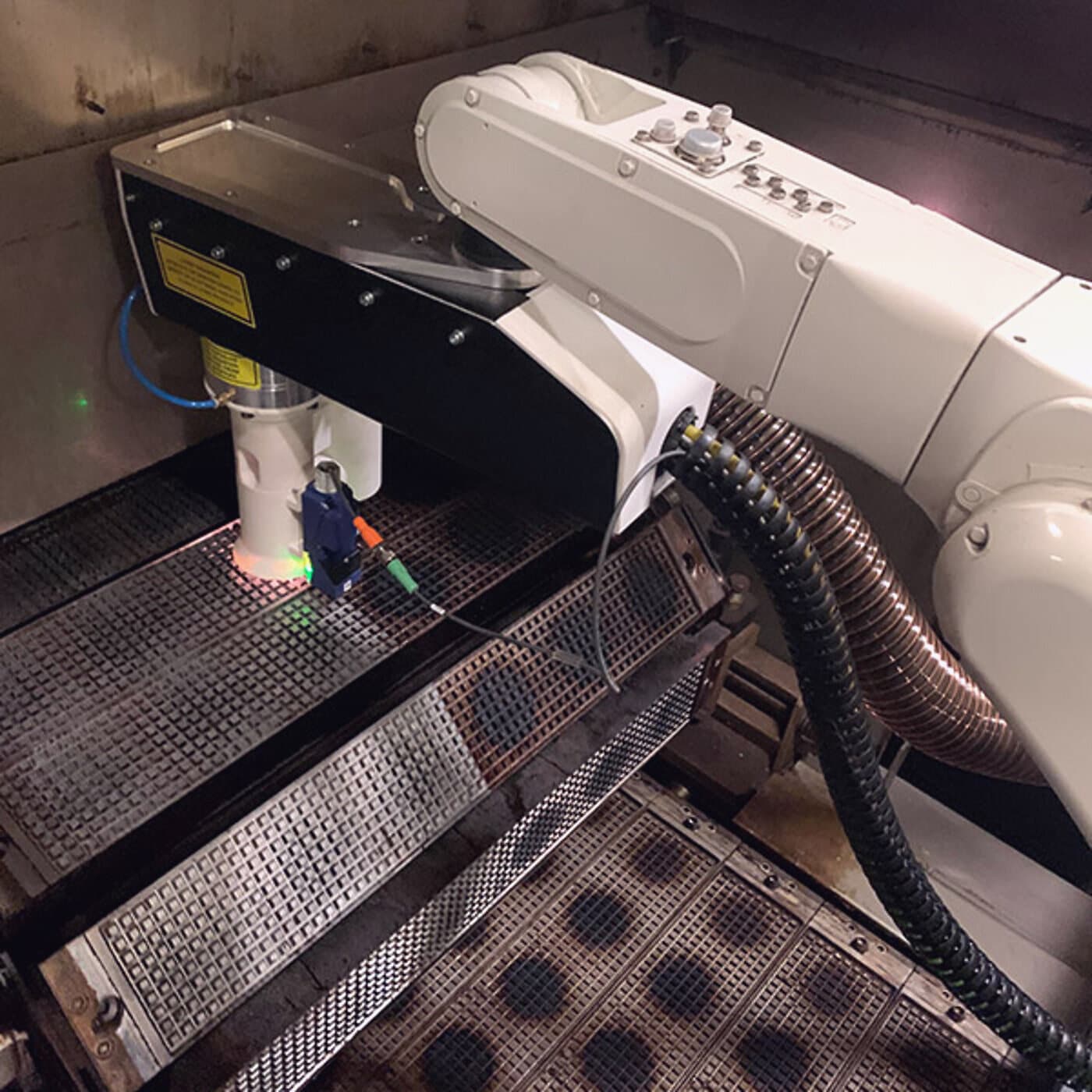 Laser-Roboter reinigt ein Werkstück im Einsatz